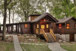 Ngắm ngôi nhà gỗ cạnh hồ mang nét đẹp cổ kính, vô cùng tiện nghi