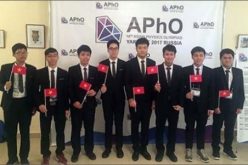 Thưởng bằng hiện vật cho học sinh nước ngoài đạt giải kỳ thi APhO 2018