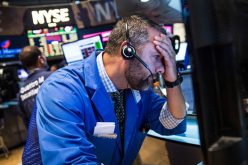 “Bóng ma” chiến tranh thương mại quay lại, Dow Jones bay hơn 700 điểm