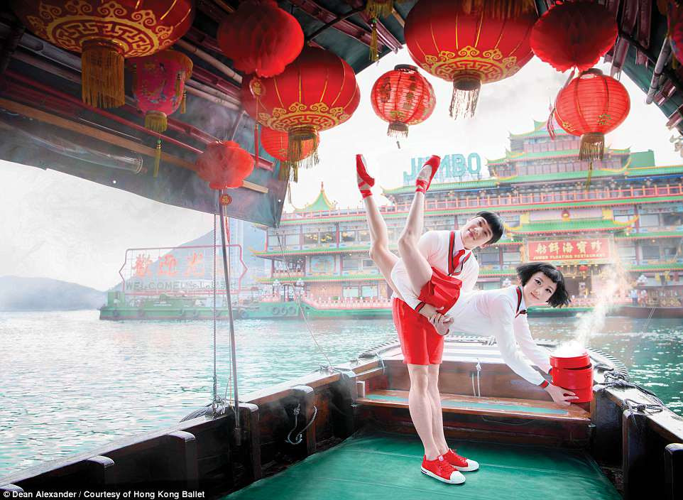 Hong Kong: Vu cong ballet 'bay' giua khong trung quang ba du lich hinh anh 7
