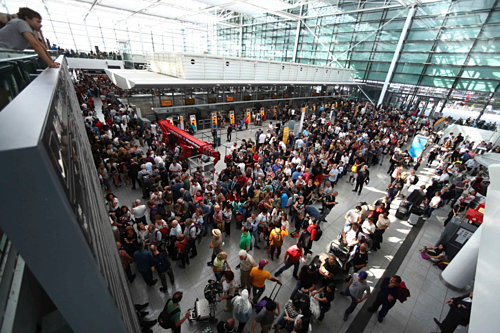 Hành khách chờ trong sân bay Munich vào 27/8. Ảnh: Matthias Schrader/AP.