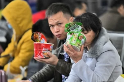 Người Trung Quốc đổ xô mua mỳ gói