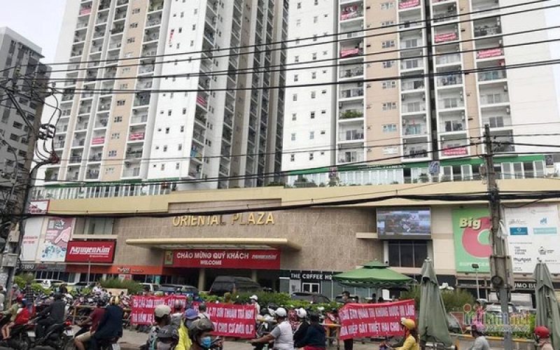 Tháo dỡ 43 căn hộ xây “chui” tại Oriental Plaza: Chủ đầu tư chần chừ