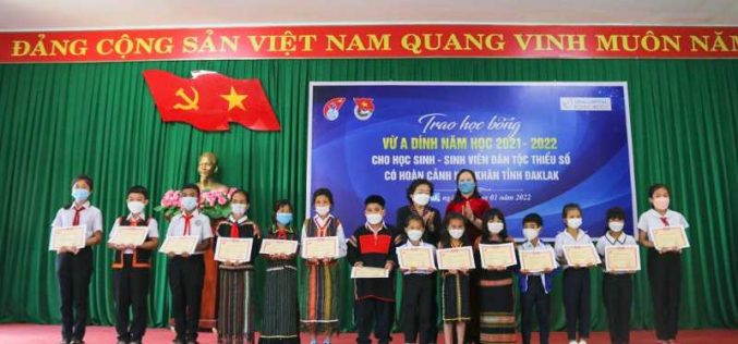 Trao tặng 120 học bổng cho học sinh dân tộc thiểu số tại tỉnh Đắk Lắk