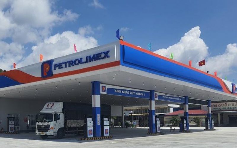 Giá xăng lên cao kỷ lục, cổ phiếu Petrolimex (PLX) vượt đỉnh 3 năm