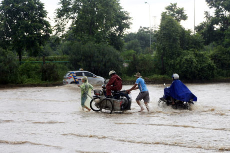 Hà Nội: dịch vụ 'cứu hộ' kiếm bộn tiền nhờ ngập - Ảnh 9 Ha Noi: dich vu 'cuu ho' kiem bon tien nho ngap - Anh 9