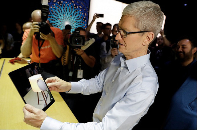 CEO Tim Cook đang trải nghiệm c&ocirc;ng nghệ AR.