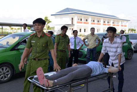 Hang tram cong nhan nhap vien cap cuu nghi ngo doc thuc pham - Anh 2