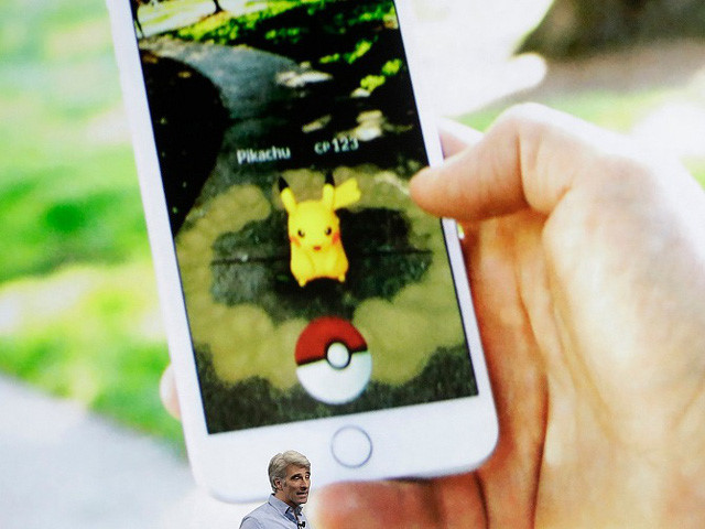 Phi&ecirc;n bản của game thực tế ảo tăng cường Pok&eacute;mon GO được cải tiến bởi ARKit tr&ecirc;n iPhone.