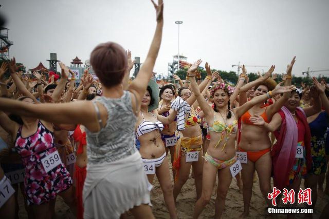 Quy ba Trung Quoc dua nhau trinh dien bikini hinh anh 6
