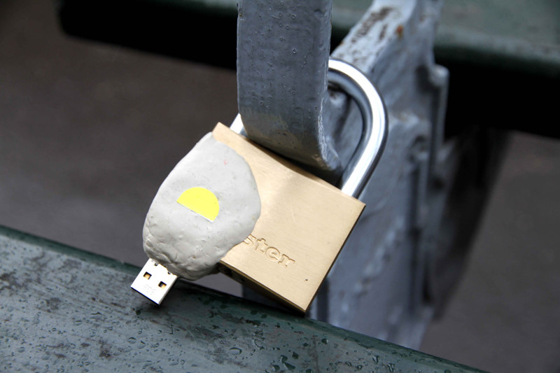 Bí mật trong những chiếc USB kỳ lạ nơi công cộng hình ảnh 2 Bi mat trong nhung chiec USB ky la noi cong cong hinh anh 2
