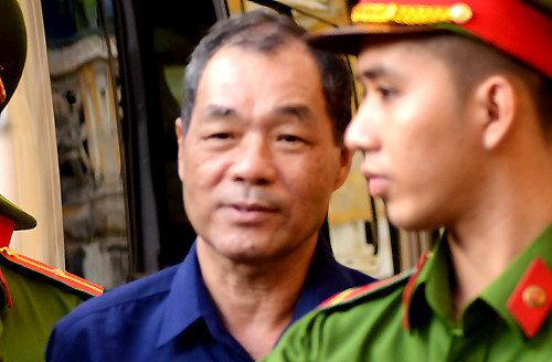 &Ocirc;ng Trầm B&ecirc; cười với người th&acirc;n. Ảnh: Quỳnh Trần.