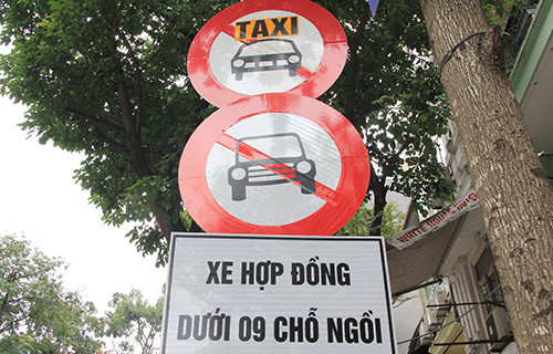 Biển cấm xe hợp đồng dưới 9 chỗ bên cạnh cấm taxi truyền thống mới xuất hiện trên đường phố Hà Nội. Ảnh: Anh Tú.