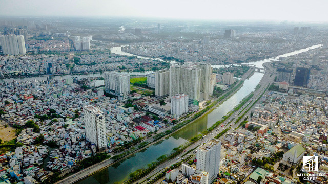 Toạ lạc tại số 278 – 283 Bến Vân Đồn, dự án Grand Riverside được phát triển bởi Công ty CP Đầu tư Địa ốc Tiến Phát. Dự án được xây dựng trên khu đất rộng 2.300m2, cao 22 tầng với quy mô 240 căn hộ. Dự án cũng đang trong quá trình bàn giao cho khách hàng.