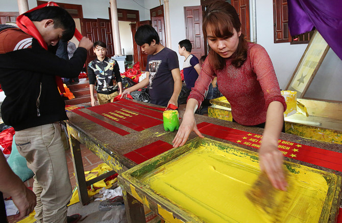 Trắng đ&ecirc;m sản xuất cờ đỏ, băng r&ocirc;n cổ vũ U23
