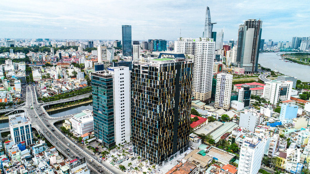 Đây là vị trí được cho là đắc địa, có tiềm năng tăng giá tốt hơn là các cụm dự án đối diện ở khu phố tài chính quận 1. Do đó, nhiều dự án bất động sản đổ dồn về đây.