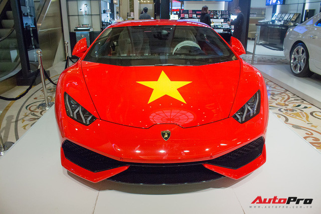 Lamborghini Huracan chính hãng dán tem cờ đỏ sao vàng cổ vũ U23 Việt Nam - Ảnh 2. Lamborghini Huracan chính hãng dán tem cờ đỏ sao vàng cổ vũ U23 Việt Nam - Ảnh 2.