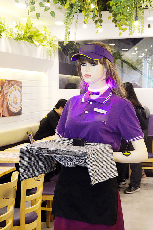 Nh&agrave; h&agrave;ng đầu ti&ecirc;n ở S&agrave;i G&ograve;n đưa robot v&agrave;o phục vụ