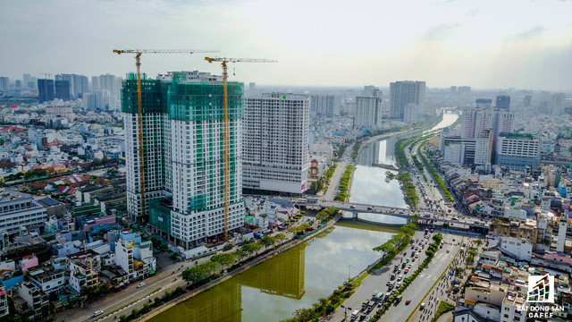 Sau khi nâng cấp mở rộng với chiều dài gần 3km cho 6 làn xe, tuyến đường Bến Vân Đồn đã chính thức đi vào khai thác từ tháng 2/2013. Cùng với đường Võ Văn Kiệt (phải), tuyến đường này đã tạo nên cảnh quan đẹp cho khu vực trung tâm Thành phố.