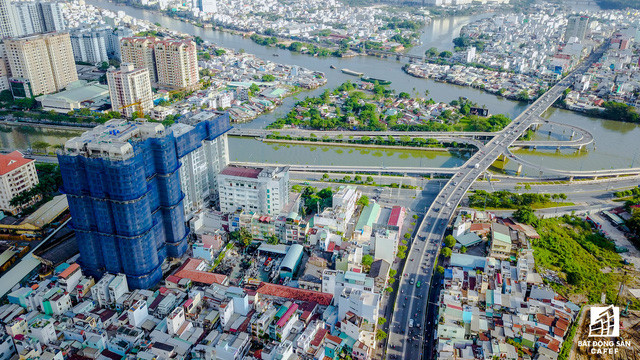 Ngay sau khi thâu tóm dự án này từ tập đoàn VRG, Capitaland đã đổi tên thành D1 Mension và tái khởi động ngay dự án sau nhiều năm trùm mền.