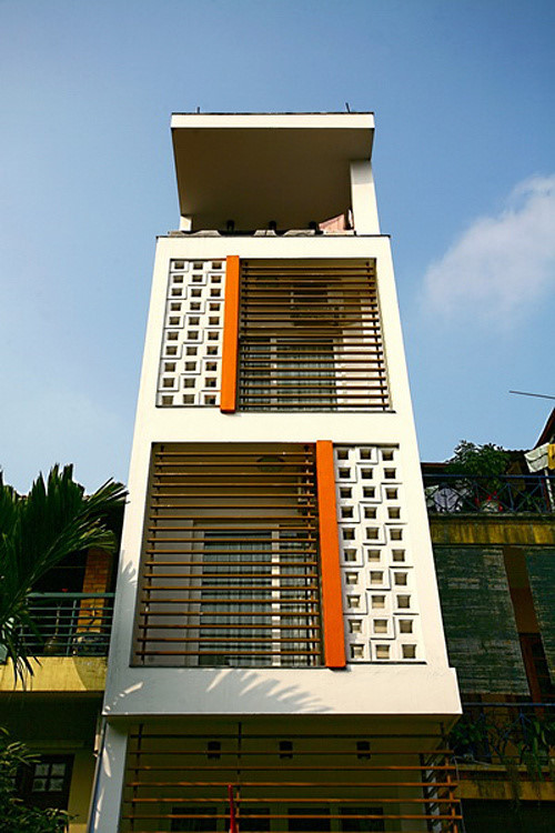 Nh&agrave; ống hẹp ở H&agrave; Nội tho&aacute;ng đ&atilde;ng nhờ c&oacute; 3 giếng trời