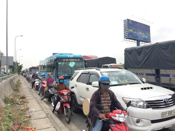 Kẹt xe 4 giờ ở đường dẫn vào cao tốc Long Thành - ảnh 2