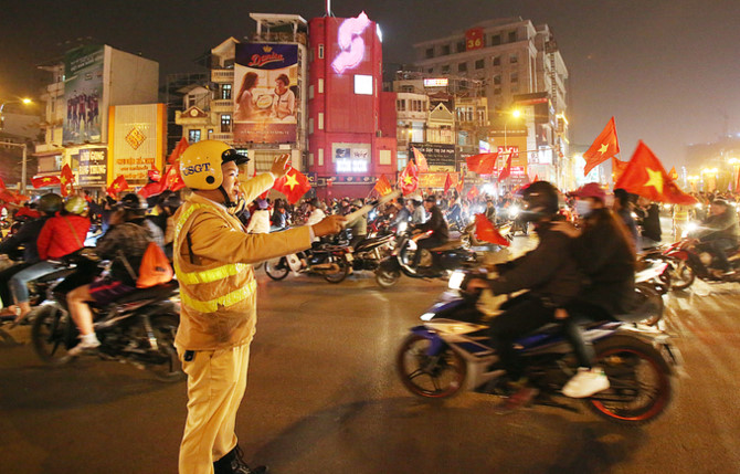 C&ocirc;ng an trắng đ&ecirc;m giữ an ninh đường phố