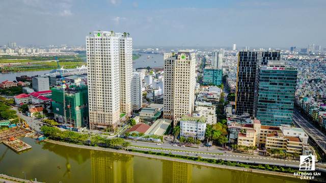 Novaland là công ty nhanh chân nhất trong việc thống lĩnh khu vực này. Vài năm nay, Tập đoàn Novaland đã góp phần thay đổi đáng kể diện mạo của khu vực Bến Vân Đồn qua hàng loạt dự án căn hộ cao cấp trên đường Bến Vân Đồn.