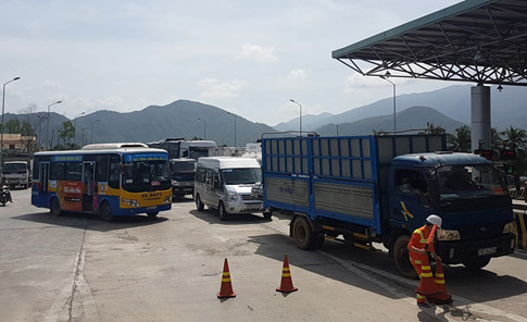 Tài xế dừng xe giữa làn thu phí, BOT Ninh An lại xả trạm - ảnh 2