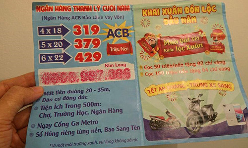 Tờ rơi quảng cáo bán đất ngân hàng thanh lý và cho vay 25 năm. Ảnh: Trung Tín
