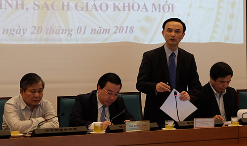 Chánh văn phòng Bộ Giáo dục và Đào tạo Nguyễn Viết Lộc chia sẻ một số công việc cần làm để chuẩn bị cho chương trình mới, tại hội nghị ngày 20/1 của Sở Giáo dục Hà Nội. Ảnh: Quỳnh Trang.