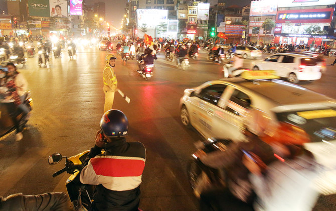 C&ocirc;ng an trắng đ&ecirc;m giữ an ninh đường phố