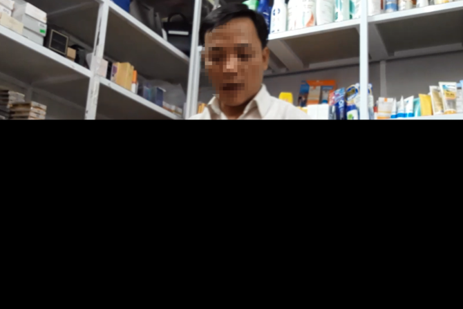 Một nam nhân viên tại cửa hàng HC nhiệt tình tư vấn cho khách hàng.