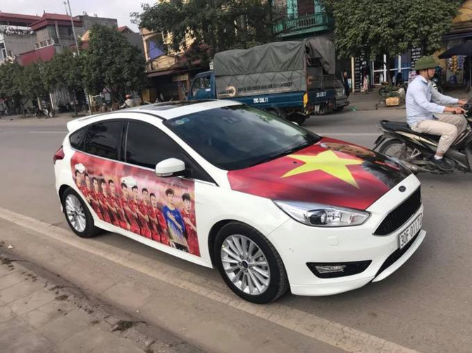Người Việt đua nhau trang trí ôtô cổ vũ đội bóng U23