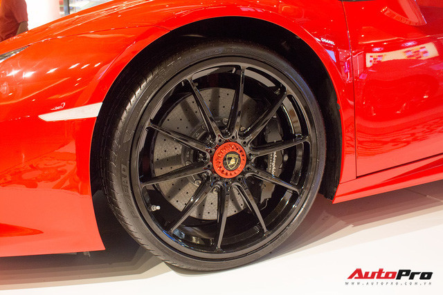 Lamborghini Huracan chính hãng dán tem cờ đỏ sao vàng cổ vũ U23 Việt Nam - Ảnh 8. Lamborghini Huracan chính hãng dán tem cờ đỏ sao vàng cổ vũ U23 Việt Nam - Ảnh 8.