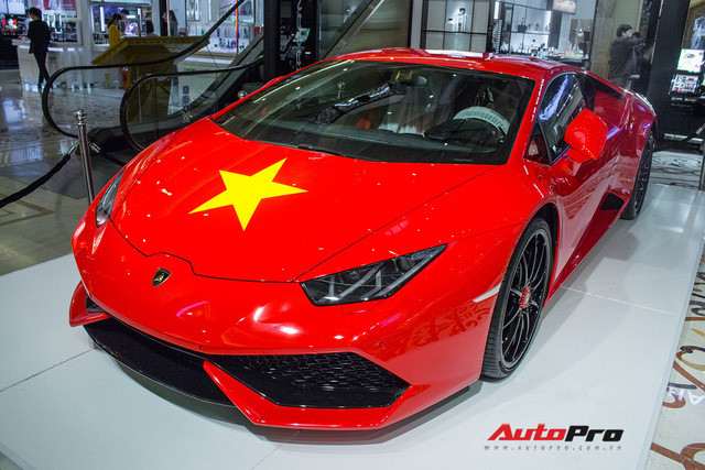 Lamborghini Huracan chính hãng dán tem cờ đỏ sao vàng cổ vũ U23 Việt Nam - Ảnh 1. Lamborghini Huracan chính hãng dán tem cờ đỏ sao vàng cổ vũ U23 Việt Nam - Ảnh 1.