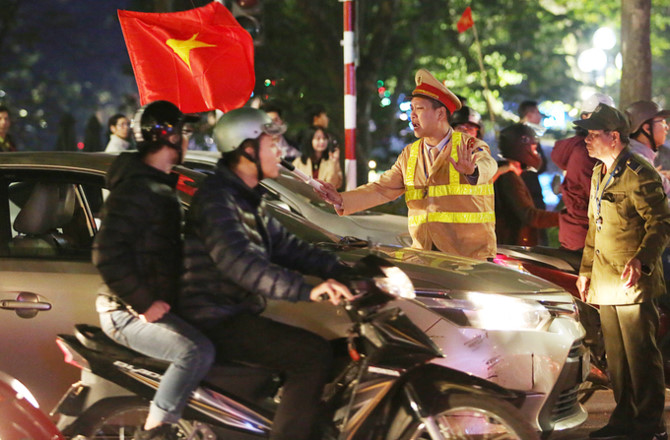 C&ocirc;ng an trắng đ&ecirc;m giữ an ninh đường phố