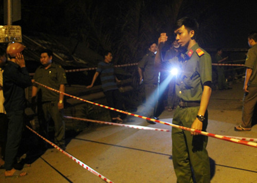 Hai đầu cầu bị phong toả. Ảnh: Duy Trần.