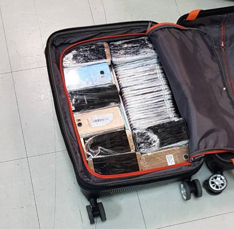 Bắt giữ 257 điện thoại nhập lậu ở sân bay trị giá 1,5 tỉ đồng - ảnh 3