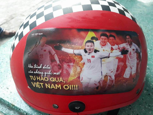 Sản phẩm cổ vũ đội tuyển U23 Việt Nam h&uacute;t h&agrave;ng chưa từng thấy - Ảnh 4.