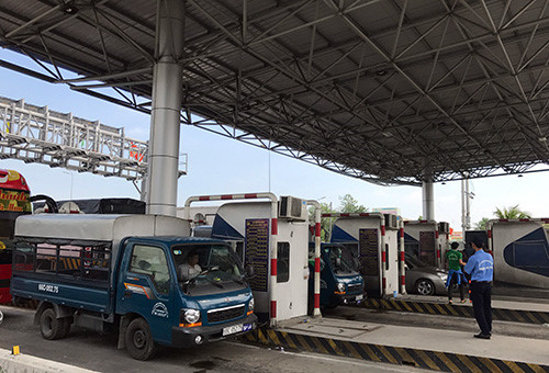 Nhiều tài xế đậu xe án ngữ tại trạm thu phí, dẫn đến kẹt xe nhiều km. Ảnh: Cửu Long