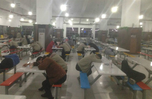 C&ocirc;ng nh&acirc;n ngủ trong ph&ograve;ng ăn của nh&agrave; m&aacute;y.