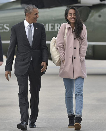 &Ocirc;ng Obama v&agrave; con g&aacute;i Malia. Ảnh: AFP.