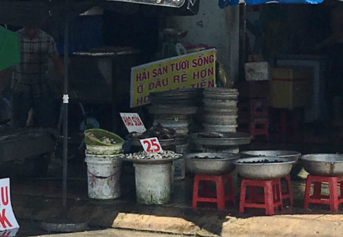 Các tiểu thương niêm yết sẵn bảng giá.