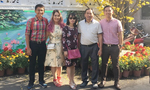 Anh Đ&agrave;o, thứ hai từ tr&aacute;i sang, c&ugrave;ng gia đ&igrave;nh đ&oacute;n Tết ở Việt Nam năm ngo&aacute;i. Ảnh: NVCC.