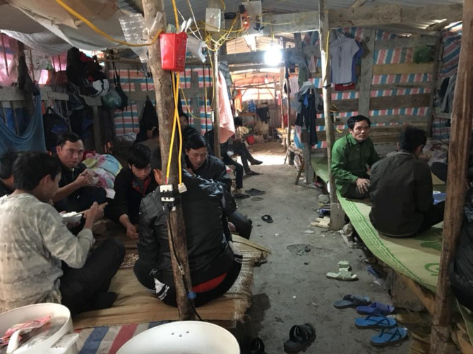 Chu thau bo tron, 37 cong nhan ngheo khong co tien ve que an Tet hinh anh 3