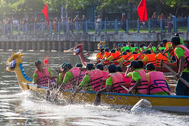 Lễ hội thuyền rồng Hà Nội thu hút hơn 400 vận động viên tranh tài hình ảnh 2 Le hoi thuyen rong Ha Noi thu hut hon 400 van dong vien tranh tai hinh anh 2