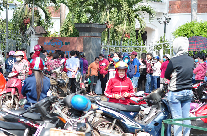 Cong nhan an mi goi cam cu cho cong ty tra luong truoc ngay Tet hinh anh 3