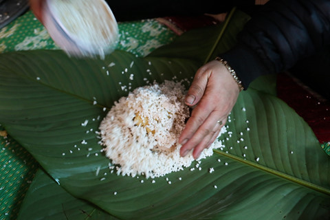 Một gia đình gói 2 vạn bánh chưng bán Tết - ảnh 4