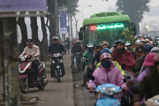 Đường phố Hà Nội ùn tắc kinh hoàng bất kể giờ giấc - Ảnh 9